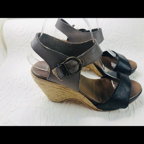 dark gray wedges